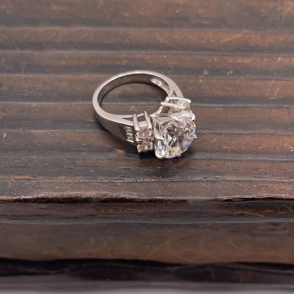 2.5 carat Round Cubic Zirconia solitaire in 925 Sterling Silver Setting - Size 6 - Picture 5 of 14